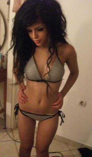 Voncile from Yorkville, New York is looking for adult webcam chat