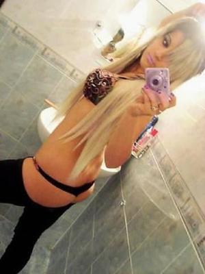 Richelle from New York is looking for adult webcam chat