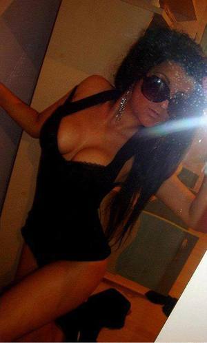 Elenore from Weston, Connecticut is looking for adult webcam chat